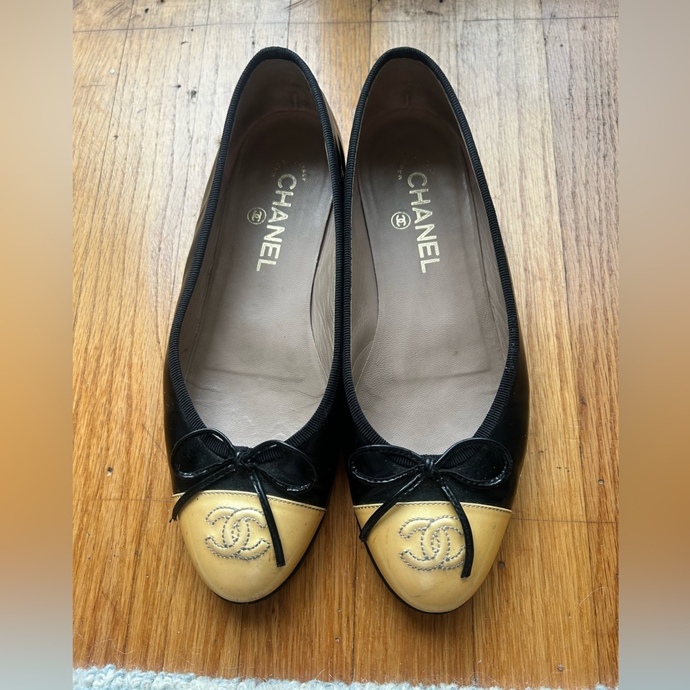 CHANEL Black and Beige Cap-Toe Ballet Flats with CC Logo